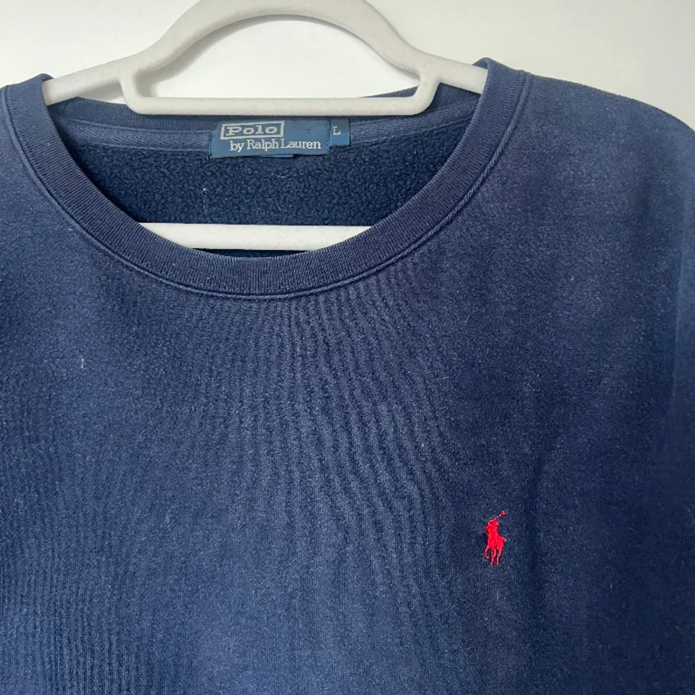 Superfin vintage sweatshirt / collegetröja från Ralph Lauren. Den är väl använd men fortfarande i gott skick! Lite urtvättad i färgen på vissa ställen men inget man tänker på. Storlek L . Hoodies.