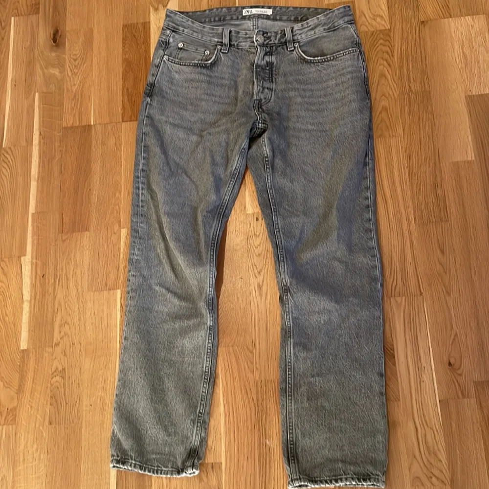 Tja! Säljer nu demma gråa loose fit jeansen från ZARA då dem aldrig kommer till användning. Köpta för 500kr och använda typ 4 gånger. Tveka inte på att höra av er vid frågor!. Jeans & Byxor.