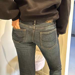 As snygga lågmidjade bootcut jeans ifrån crocker. Jeansen är i toppenskick och har nästan aldrig använts, hittar inga repor eller liknande🦋🦋 Storleken är 27/33. Startpriset vid 449🧞‍♂️ Hör av er vid fler frågor osv. 