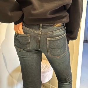 Low boot jeans  - As snygga lågmidjade bootcut jeans ifrån crocker. Jeansen är i toppenskick och har nästan aldrig använts, hittar inga repor eller liknande🦋🦋 Storleken är 27/33. Startpriset vid 449🧞‍♂️ Hör av er vid fler frågor osv. 