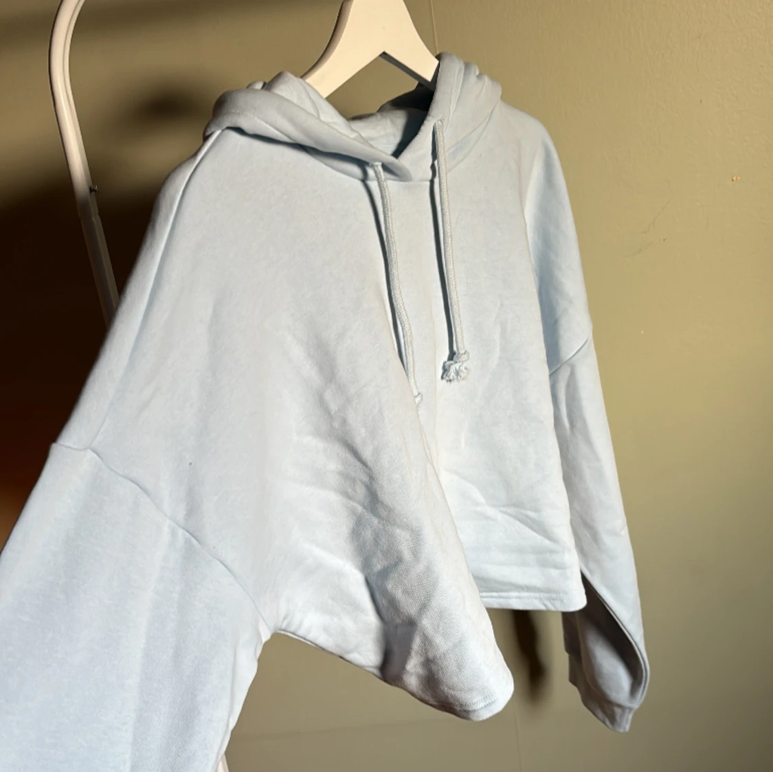 Croppad hoodie med öppen rygg   - 90