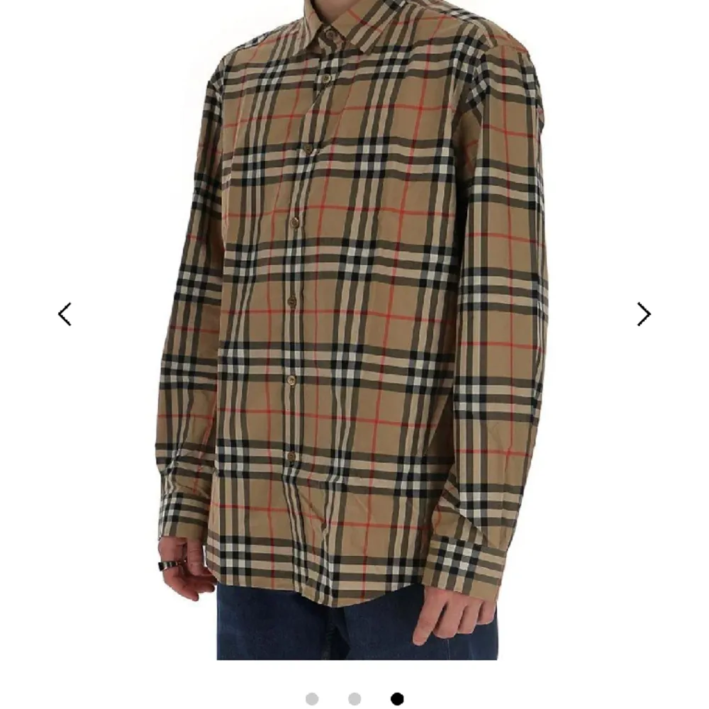 Burberry Classic Vintage Checked Shirt strl 2XL köpt i portugal 2012 för 6500 kr den ser lite stor ut men annars sitter den så tight. 2XL kommer passa för någon som har strl M  Som jag . Kostymer.