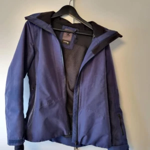 Everest skidjacka  - Mörkblå Everest skidjacka stlk 40 färgen är mycket mörkare än på bilden 