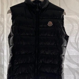 moncler väst - Jag har inte använt västen så mycket på sistone, men den passar inte längre eftersom jag har gått upp i vikt. Så jag tänkte sälja den, och om du tycker att priset är för högt kan vi diskutera det.