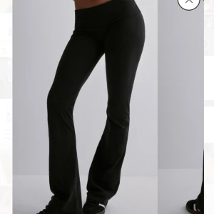 Yogapants - Svarta populära yogapants från Nelly, använda endast några få gånger! Inte min stil och därmed säljer dom 💗