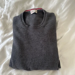 Moncler tröja passar s och m - Passar S och M, äkta, bra skick 