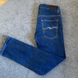 Nudie Jeans - Hej! Säljer nu dessa riktigt fräscha nudie jeans då de är lite för små. Väldigt sparsamt använda! Storlek W33 L32, Perfekt om man är ca 180! Skick 9/10 då jeansen inte har några defekter! Nypris 1699kr Mitt pris 499kr! Hör av er vid minsta fundering!