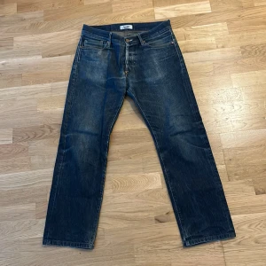 Acne ”Moc Raw” Jeans - Acne jeans med riktigt snygg fade i storlek 32/32. Straightleg passform.                                                              Skriv för bilder/mått/frågor, billigare vid köp av flera plagg