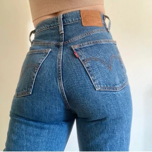 Levis ribcage straight - Mycket sparsamt använda och i superfint skick! W28 L27