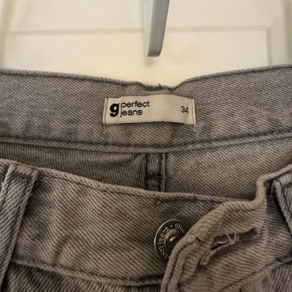 Säljer ett par Low Straight Jeans från GinaTricot. Knappt använda eftersom att de är för stora för mig. Köpt för 499 kr. . Jeans & Byxor.