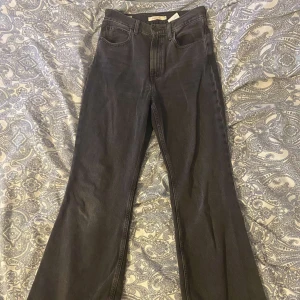 Levis 70s high flare - Levis jeans i väldigt bra skick!   Nypris: 1419kr Endast använda fåtal gånger  Storlek 27 i midjan (S) 