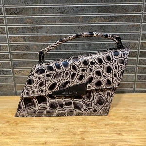 acne studios distortion bag - tänkte kolla intresset på min Acne Studios distortion bag i äkta läder. har köpt den second hand men är fortfarande i väldigt fint skick! dock är det ytterst lite slitage på metallen (bild 2). ordinarie pris brukar ligga mellan 10 000 - 11 000 kr.🩷