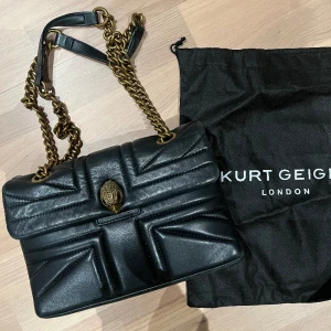 Kurt Geiger Väska - Funderar på att sälja min Kurt Geiger väska. Den är i mellan modellen vilket inte finns kvar att köpa. Nypris ligger runt 2500 kr. Äkta skin, har en minimal slitning på undersidan (kan skicka bild).