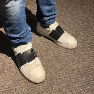 Valentino opens - Säljer dessa valentino opens.   Går att pruta vid snabb affär! Köptes för 4700 på cettire.  Mitt pris 2999  9,5/10 skick. Endast små små creasings Box och allt följer med vid köp. 