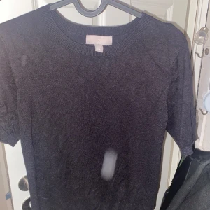 Topp - Säljer denna finstickade t-shirten ifrån hm. Den liknar de ifrån zara.