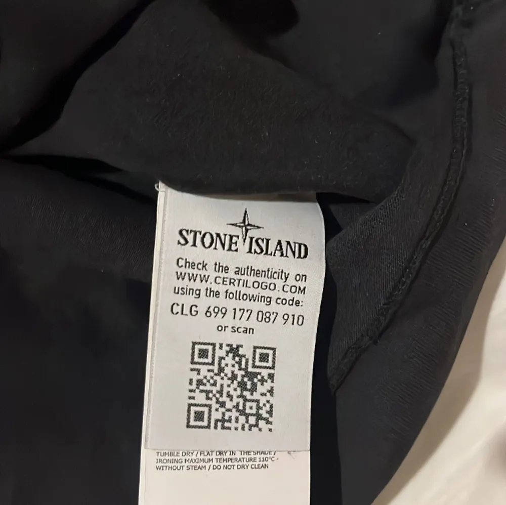 Säljer en tröja från Stone Island i storlek S! Köptes förra sommarn på NK för ca 2000kr! Säljs för 800. Inga defekter någonstans men den är använd! Skriv vid frågor!. Tröjor & Koftor.