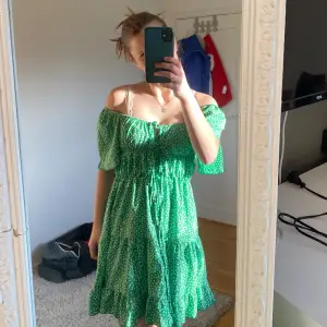 Denna fina sommar klänning passar xs/s och är väldigt skön!! Går o ha på två sätt som ni ser !! Väldigt fin grön färg!!💚💚