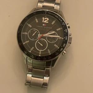 Tommy Hilfiger klocka - I bra skick, men lite repig på baksidan