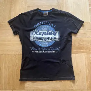 Säljer denna limiterade replay t-shirten med ett extremt snyggt tryck. Storleken är L och färgen är svart.