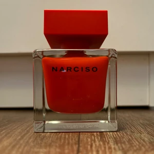 Narciso Rodriguez, Narciso Rouge - Kvar så mycket där mitt finger är, 50ml