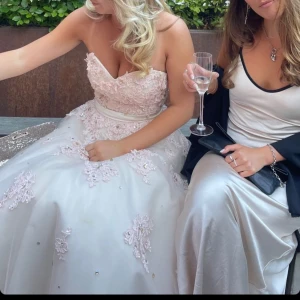 Bal klänning  - Säljer nu min vackra vackra bal klänning, den är prinsess liknade och super fin🥰 Använd endast 1 gång! Den är en korsette i ryggen så den anpassar sig ifrpn xs-L, jag är 172 och den passar perfekt i längden! 