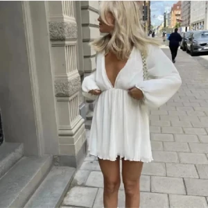 Na kd x Lojsan Wallin - Köpt på plick men tyvärr lite för liten på mig. Klänningen är i väldigt bra skick och har inga defekter.