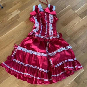 Klänning  - Egengjord klänning i nyskick. Finns alltså inga andra likadana. Säljer många fler!