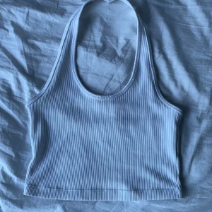 Halterneck - Halterneck i ribbat material i storlek s, perfekt till sommaren, vid intresse av fler bilder är det bara att skriva💕