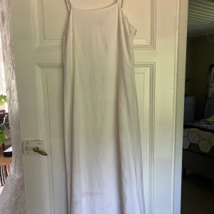 Vit långklänning  - Vit långklänning 