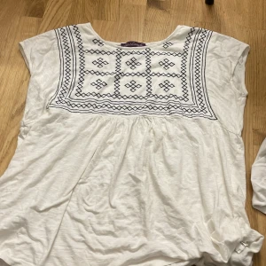 Tröja  - Storlek M men kanske passar L 