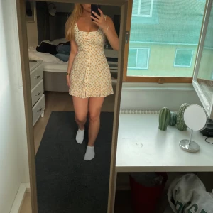 Sommarklänning - Världens sötaste sommarklänning!🌻🌞 Har väldigt fin broderi med rosor i kanten  och knappar hela vägen ner!😍  Från Urban outfitters. Kan alltid diskutera pris och skicka fler bilder❣️