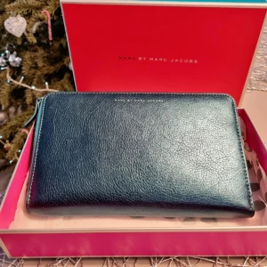Marc jacobs väska/plånbok  - Marc jacobs väska/plånbok i bra skick, kan skicka fler bilder 