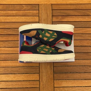 ASICS EX88 - Kithmas - 🏅Riktigt feta ASICS X Fieg (KITH) som släpptes förra julen 🧵 42.5 (M) 🎨 Biscuit / Total Eclipse  🗄️ Oanvända och kvitto finns såklart 💯