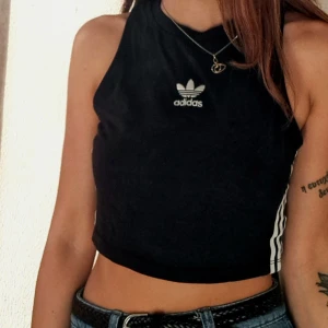 Topp Adidas  - Nyskick! Säljs billigare vid köp av fler plagg🌞 Byter även plagg!