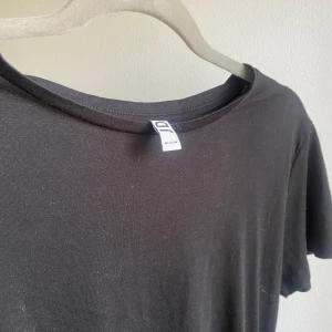 Svart klänning  - En svart vanlig klänning me indragen midja vid höften, skriv om du vill ha bild på! ☺️