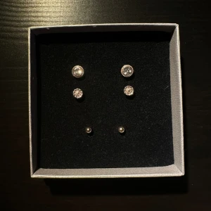 Örhängen   - 3 par guldiga örhängen. Säljer flera örhängen så kolla gärna in fler i min profil. Vid köp av flera kan man få rabatt. Skriv till mig privat isåfall💗