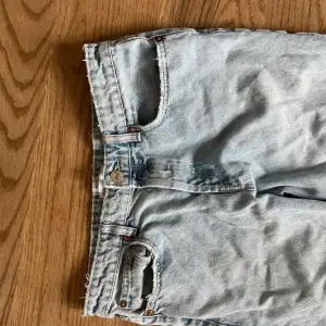 Midwaist zara jeans, supersnygg passform och sparsamt använda! Lite små i storleken 