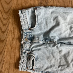 Midwaist zara jeans  - Midwaist zara jeans, supersnygg passform och sparsamt använda! Lite små i storleken 