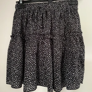 Prickig kjol - Vit prickig kjol storlek S från shein