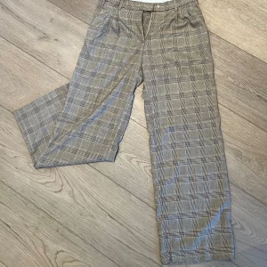 Byxor från hm, aldrig använda - Säljer dessa byxor i nyskick från HM eftersom de inte passade mig.