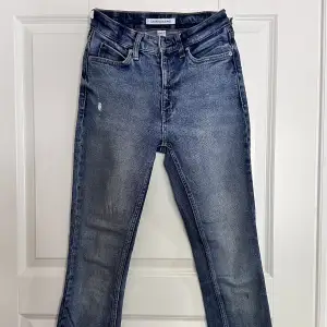 Ett par slim jeans. Finns ett svart streck på ena knäet som inte går bort i tvätten, annars är byxorna i bra skick. Specifik storlek finns på sista bilden.