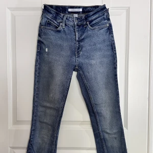 Calvin Klein Slim jeans - Ett par slim jeans. Finns ett svart streck på ena knäet som inte går bort i tvätten, annars är byxorna i bra skick. Specifik storlek finns på sista bilden.