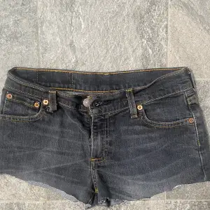 Jag säljer ett par lågmidjade jeansshorts ifrån Levis. Säljer för 150 skriv för frågor eller bilder. 🩷
