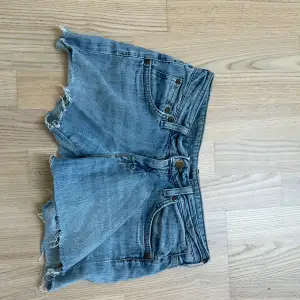 Lågmidjade jeansshorts i storlek S/XS från Lee. Köpta second hand men som jag aldrig använt 💕Säljer då jag har för många shorts. Inga defekter eller fläckar. 