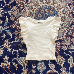 Denna jättefina volangtopp ifrån zara i storlek S men passar mig som har storlek XS - Jättefin!