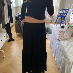 Svart långkjol - Jättefin långkjol från Gina som tyvärr är för kort för mig. Jag är 164cm å skulle gissa att den passar nån som är ca 150cm-155cm (beroende på hur långt mer man vill att den ska sitta såklart)💞💞💞💞