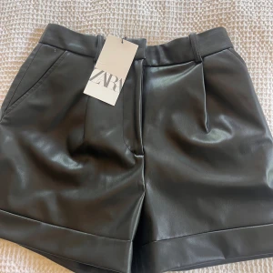 Läder shorts - Säljer sååå snygga zara läder shorts i XS, ny pris 329kr säljer för 229kr, aldrig andvänd och köpta förra året❤️❤️🥰
