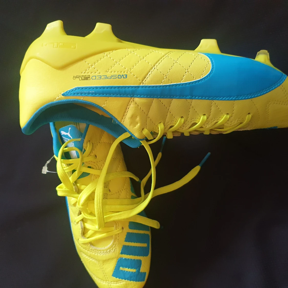 Oanvända nya fotbollsskor  - 91