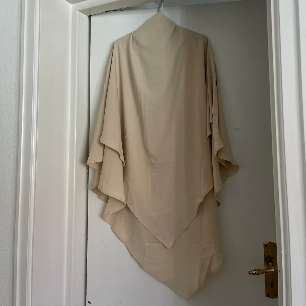 Säljer denna beige/vita tvålager-khimar för 100 kr. Aldrig använd.. Övrigt.