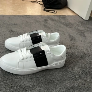 Valentino open - Hej jag säljer ett par valentino skor 🐼